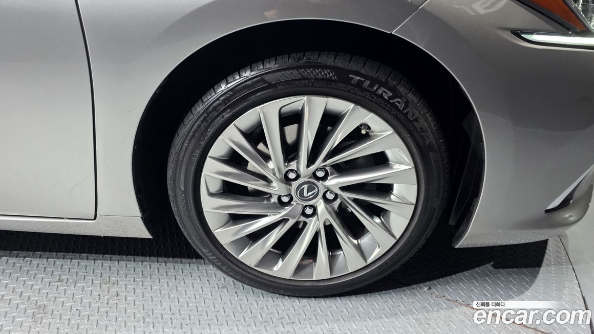 Lexus ES 2019