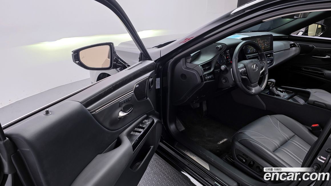 Lexus ES 2025