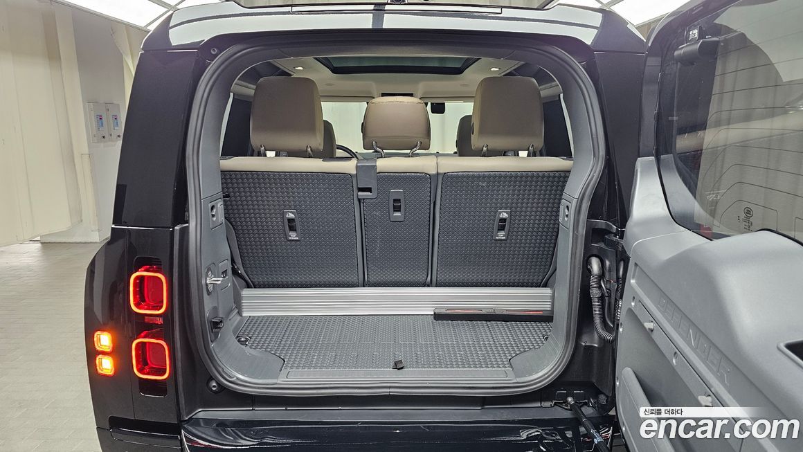 Land Rover Defender 2024