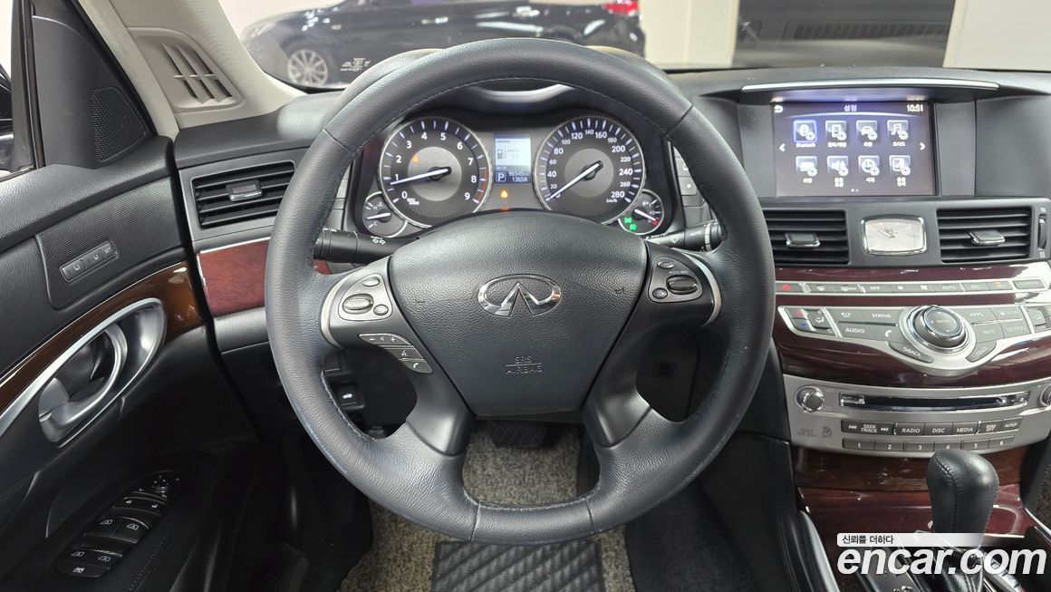 Infiniti Q70 2019