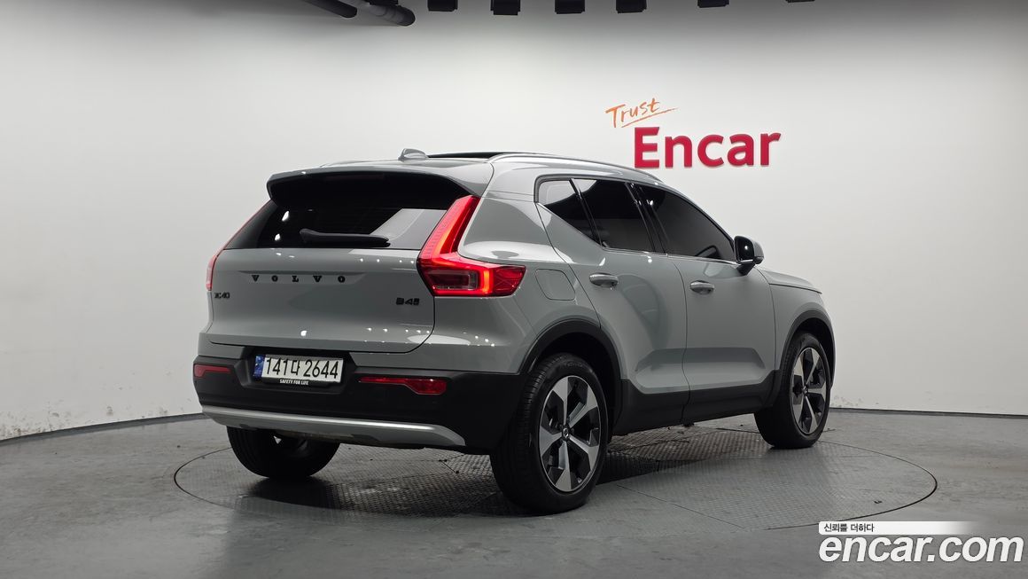 Volvo XC40 2025