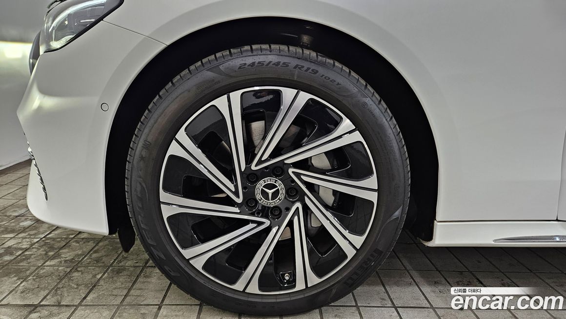 Mercedes-Benz E-Class 2024