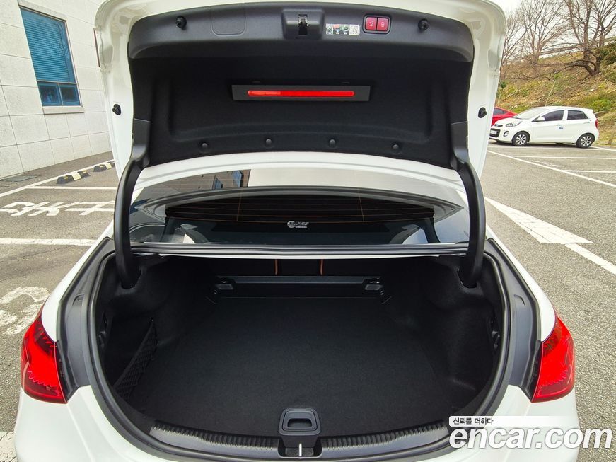 Mercedes-Benz C-Class 2025