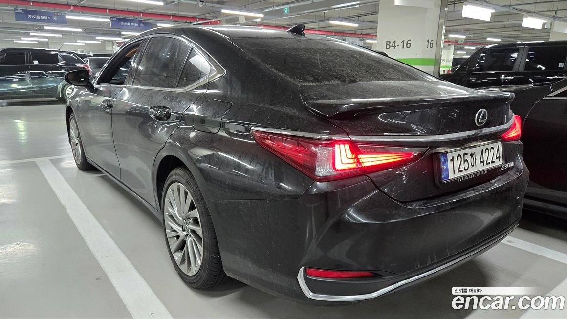 Lexus ES 2025