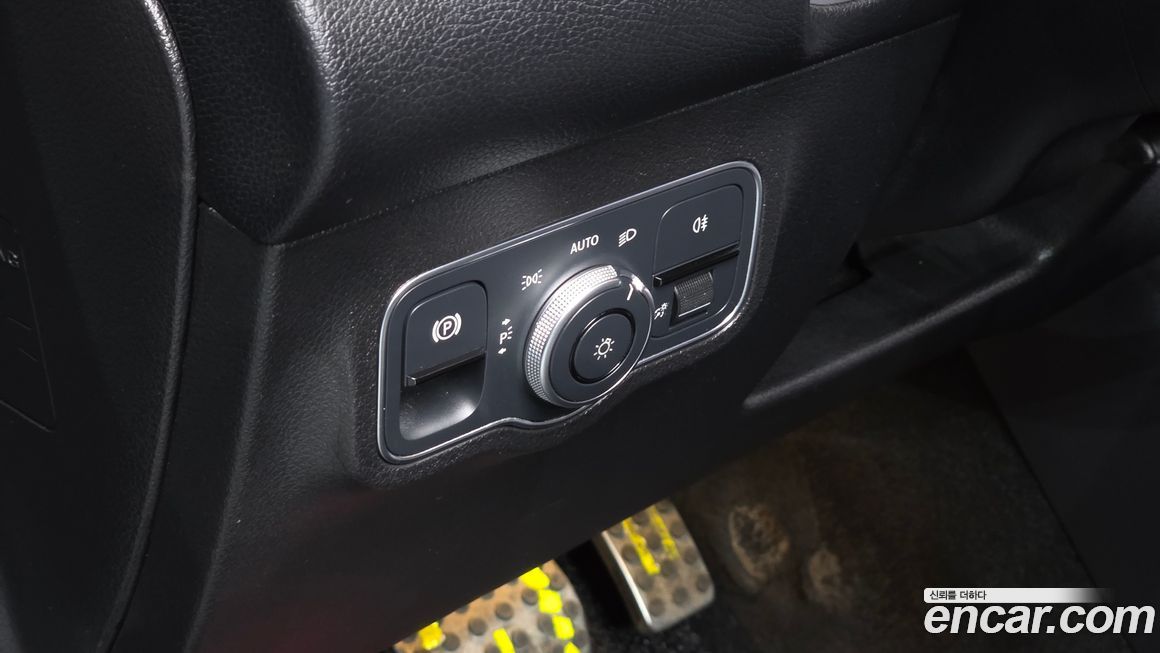 Mercedes-Benz GLB-Class 2023