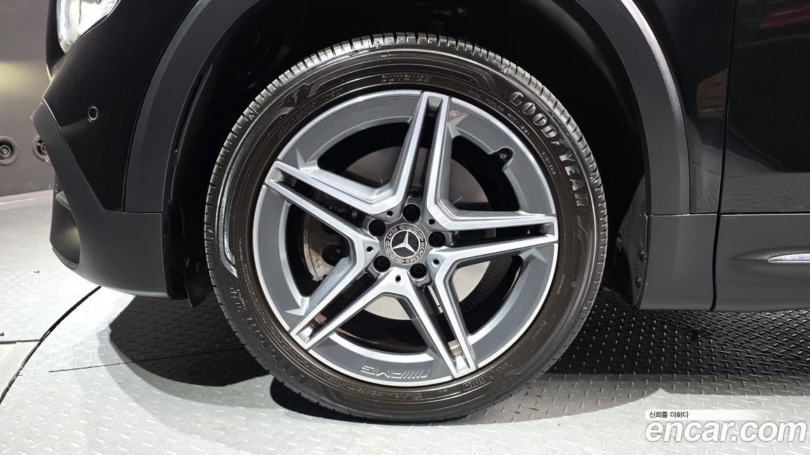 Mercedes-Benz GLB-Class 2023