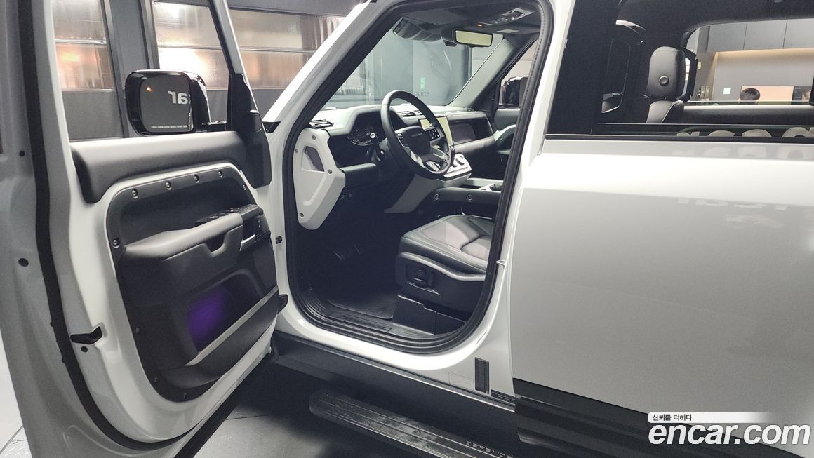 Land Rover Defender 2025