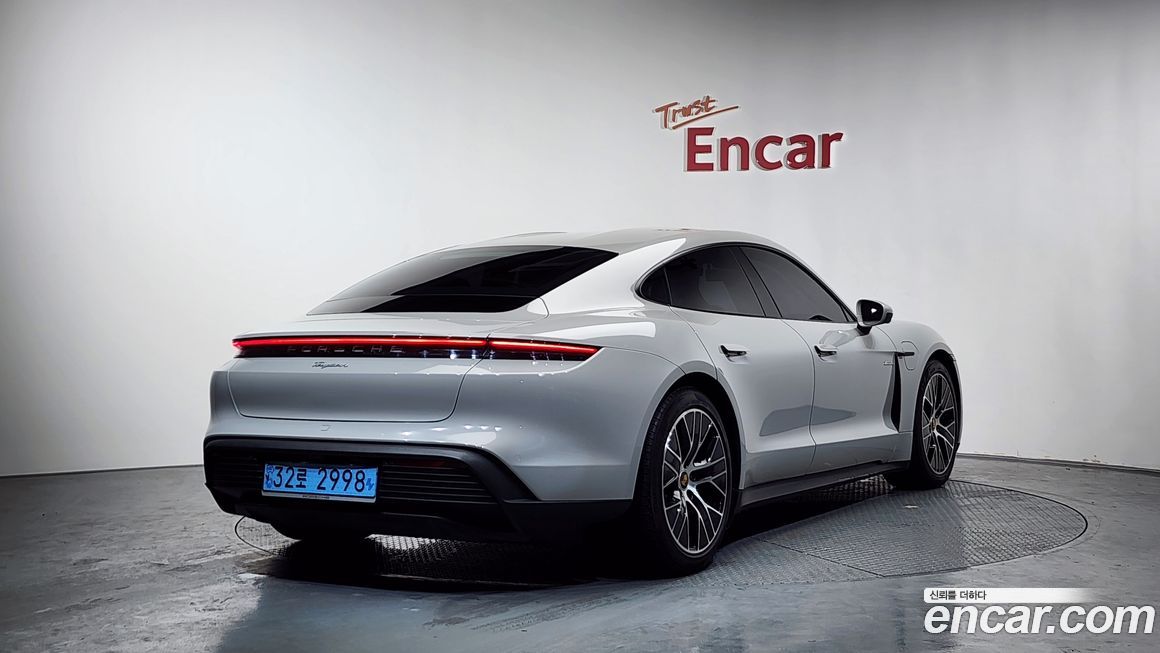Porsche Taycan 2022