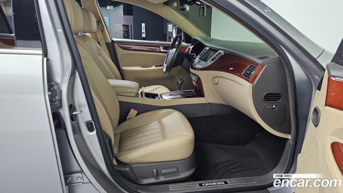 Hyundai Genesis 2012