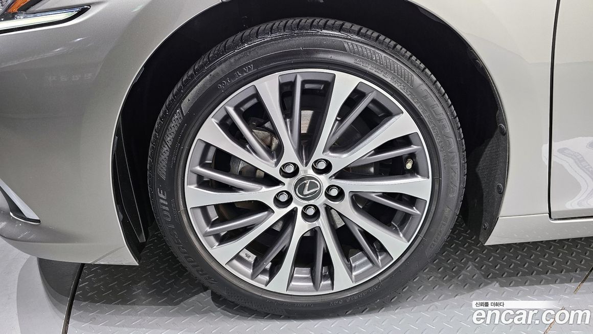 Lexus ES 2019