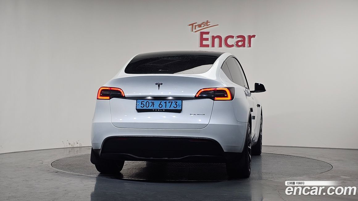 Tesla Model Y 2024