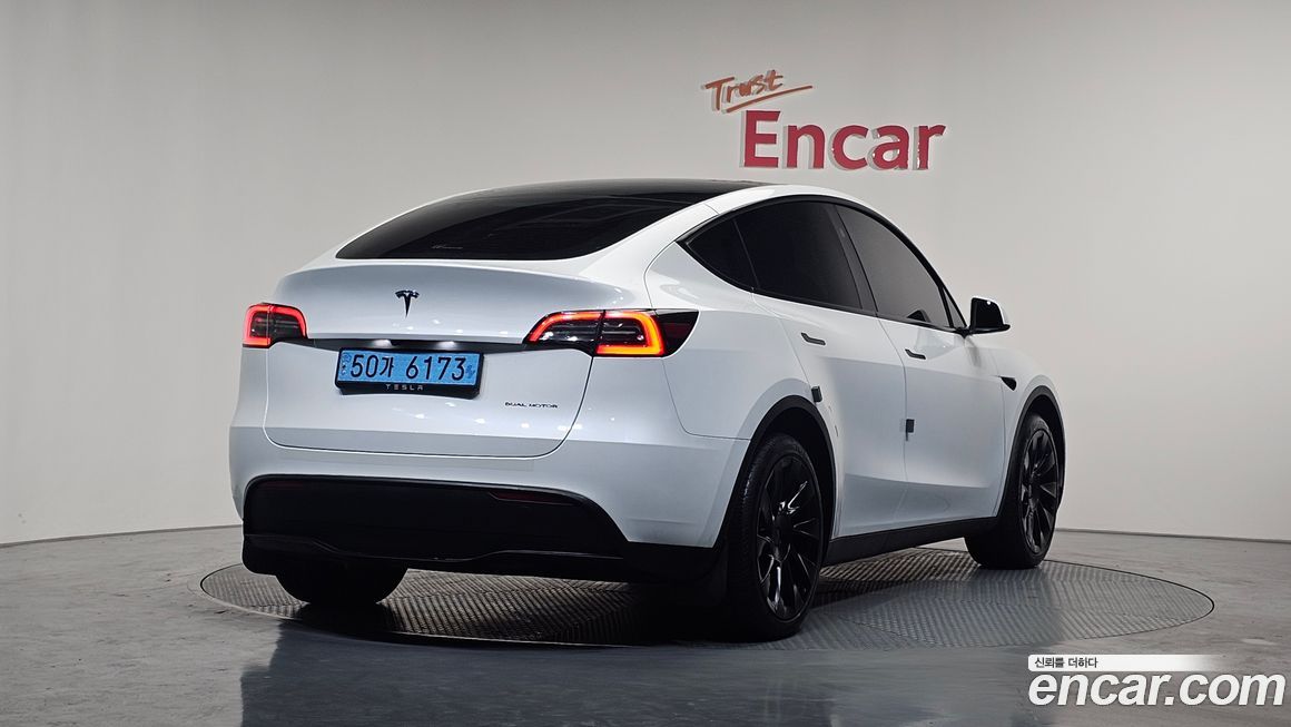 Tesla Model Y 2024