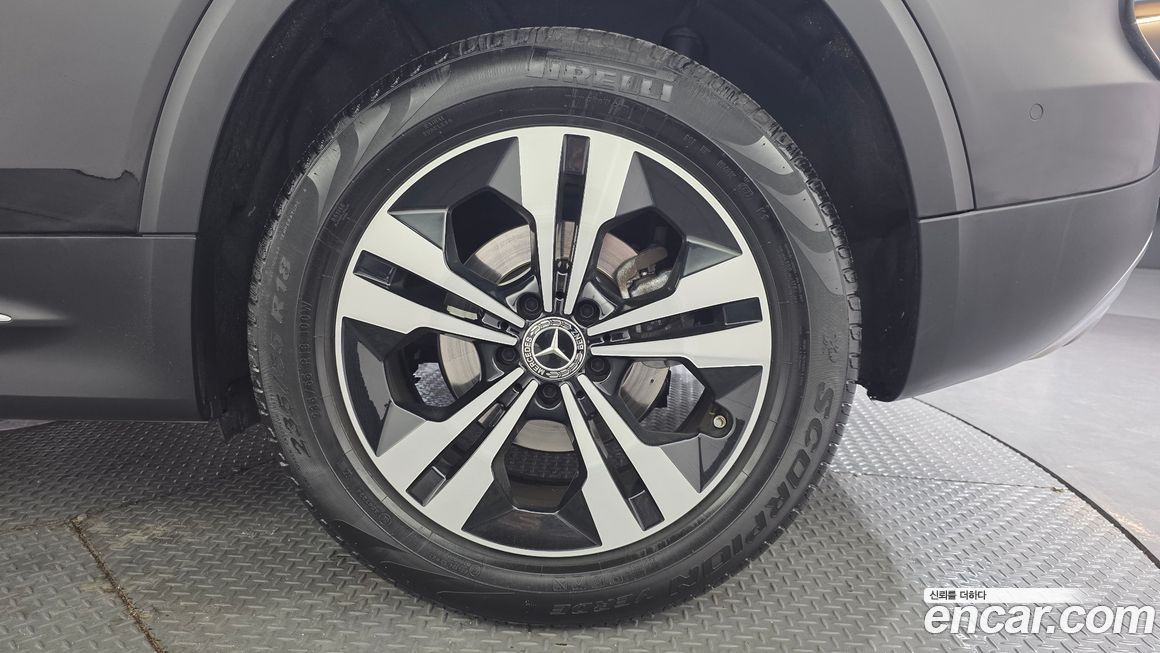 Mercedes-Benz GLB-Class 2023