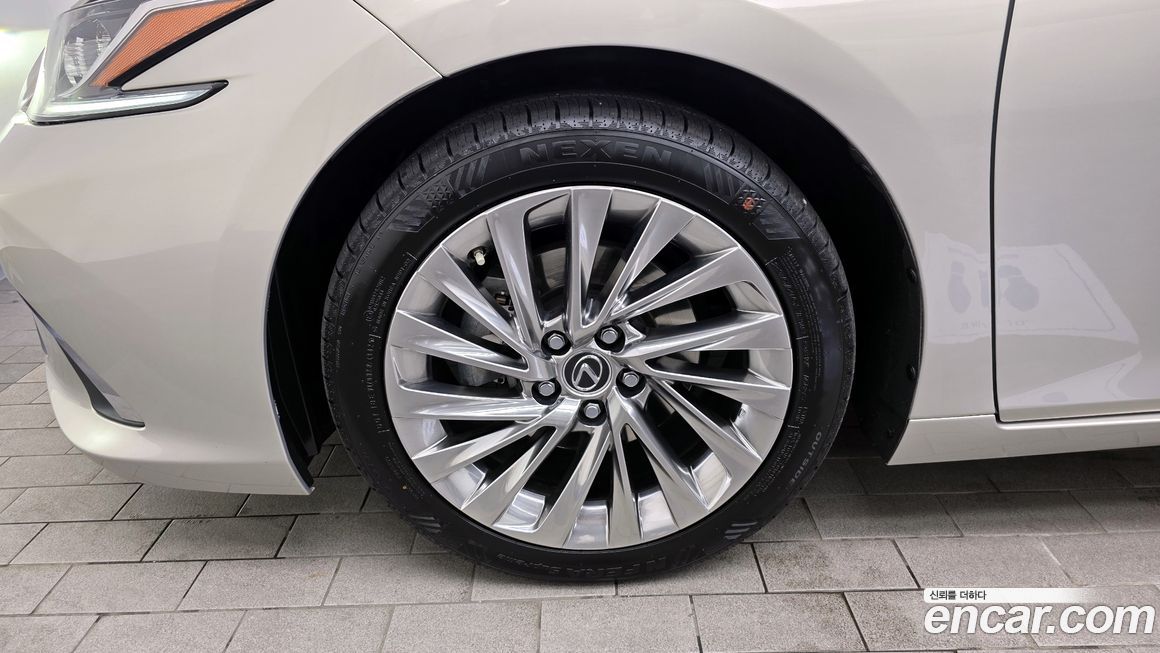 Lexus ES 2019