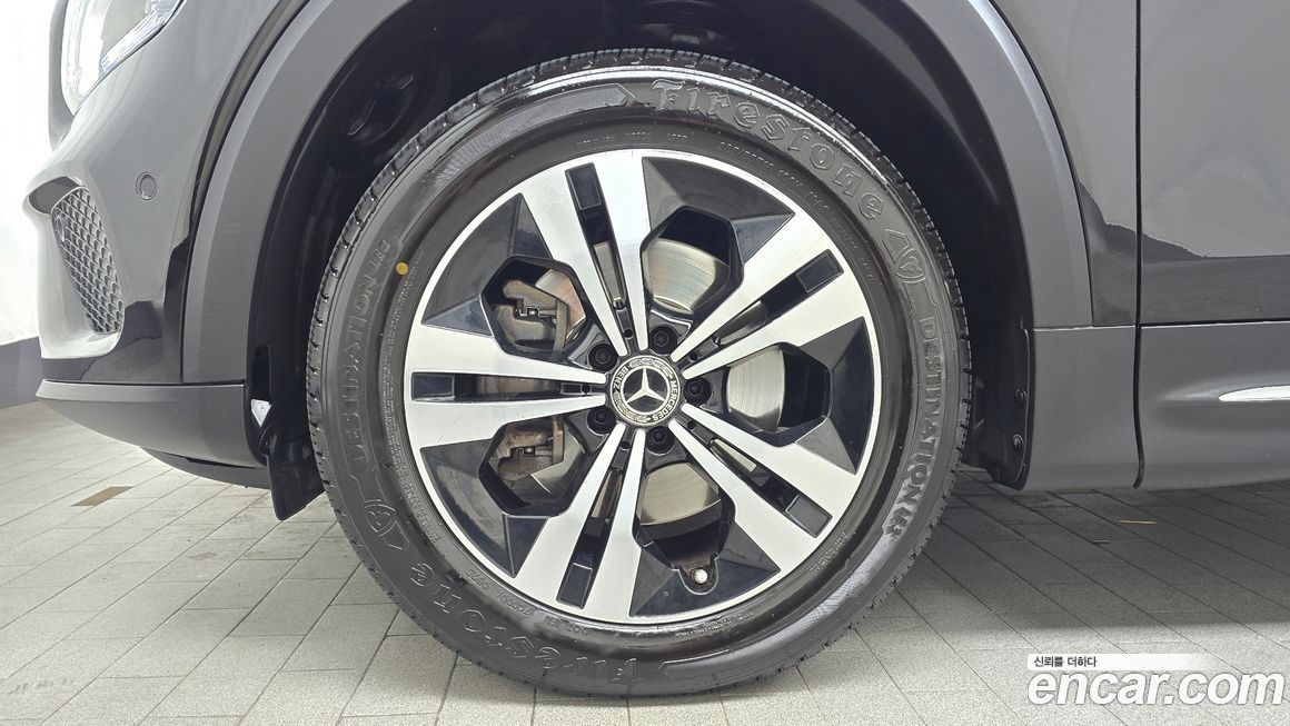 Mercedes-Benz GLB-Class 2023