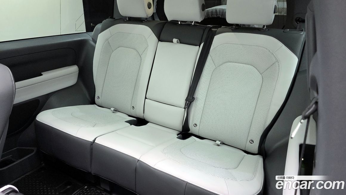 Land Rover Defender 2025