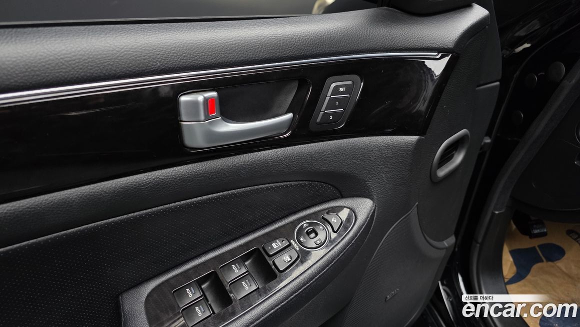 Hyundai Genesis 2012