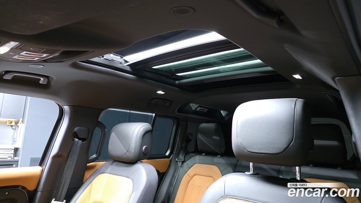 Land Rover Defender 2023