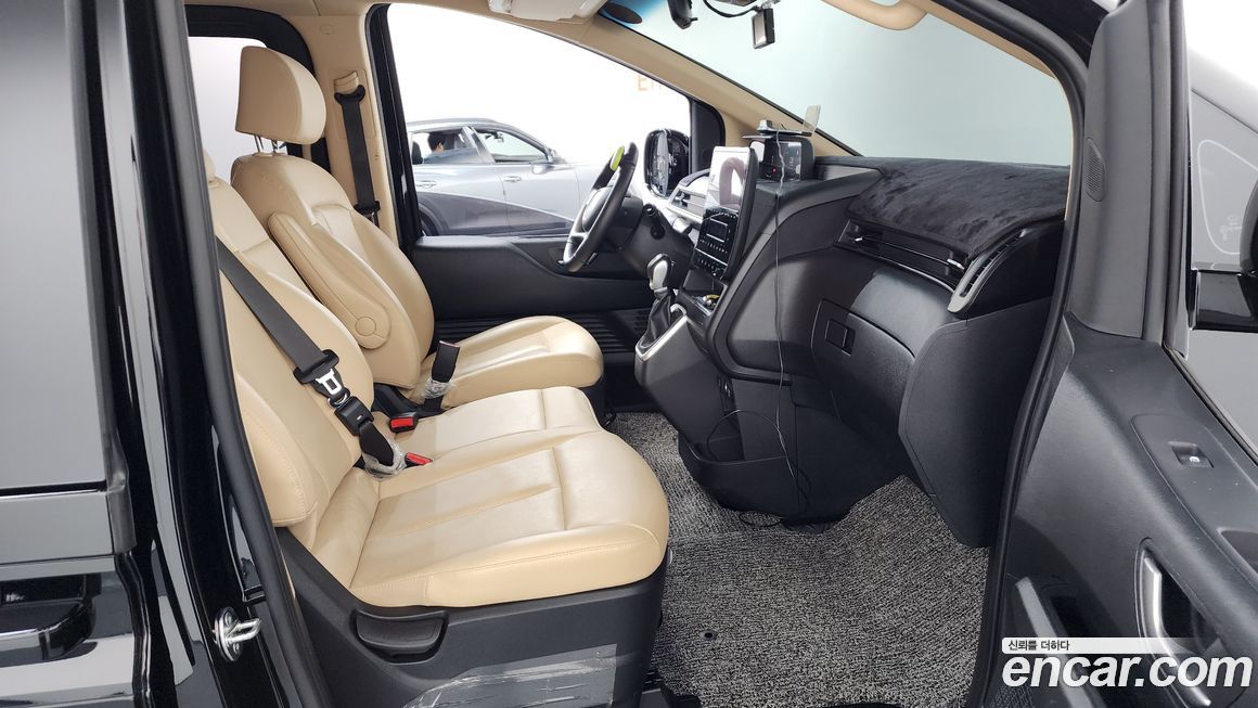 Hyundai Staria 2025