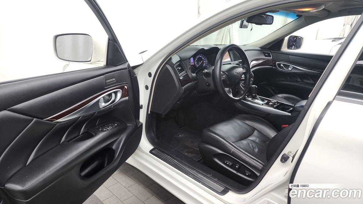 Infiniti M 2011