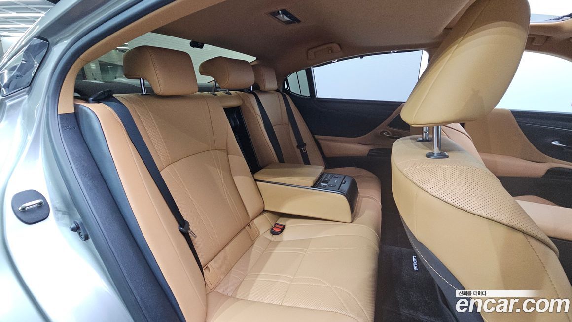 Lexus ES 2025