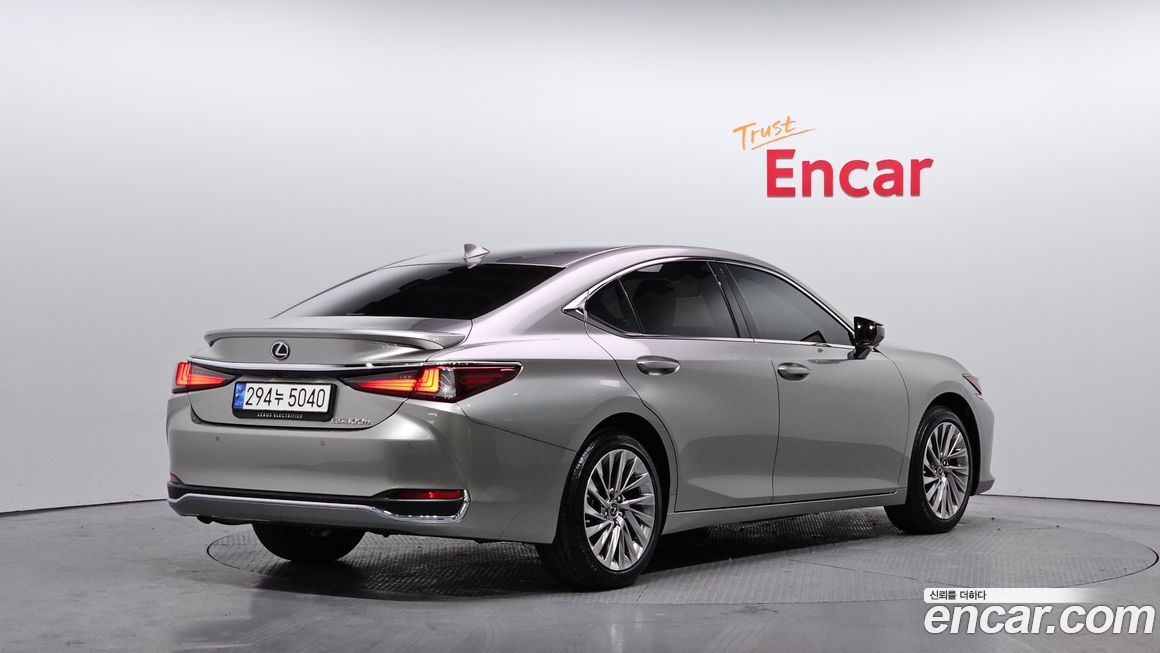 Lexus ES 2025