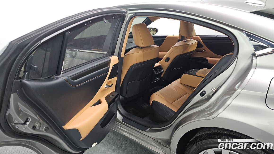 Lexus ES 2025