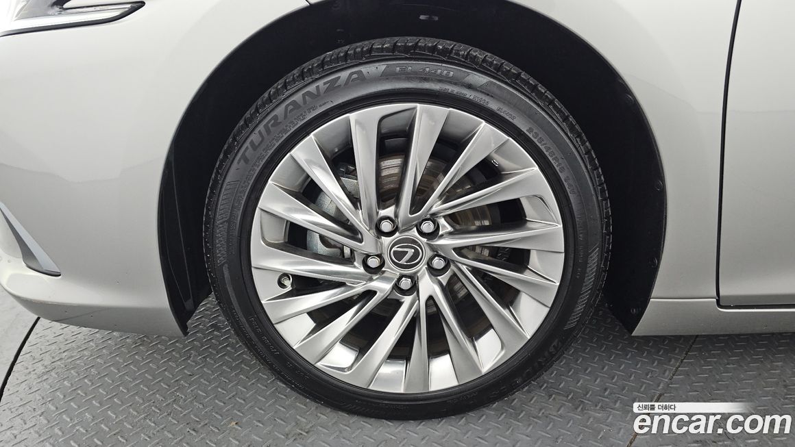 Lexus ES 2025