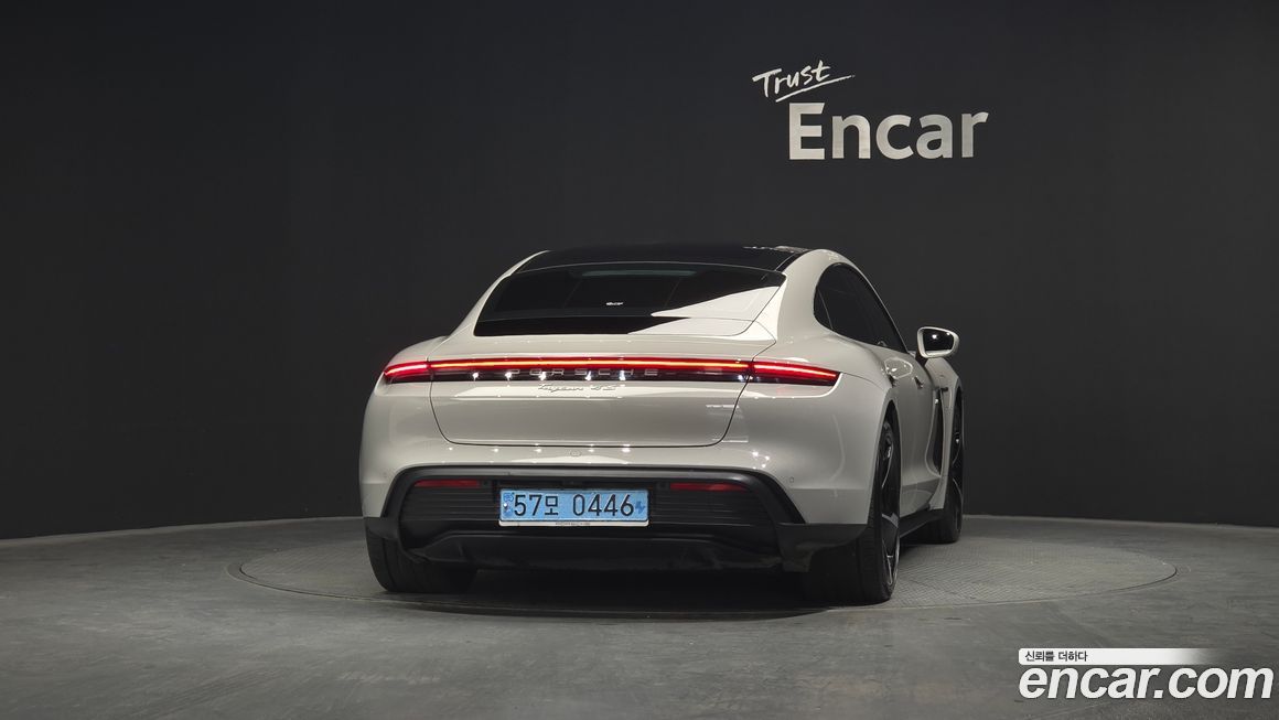 Porsche Taycan 2022