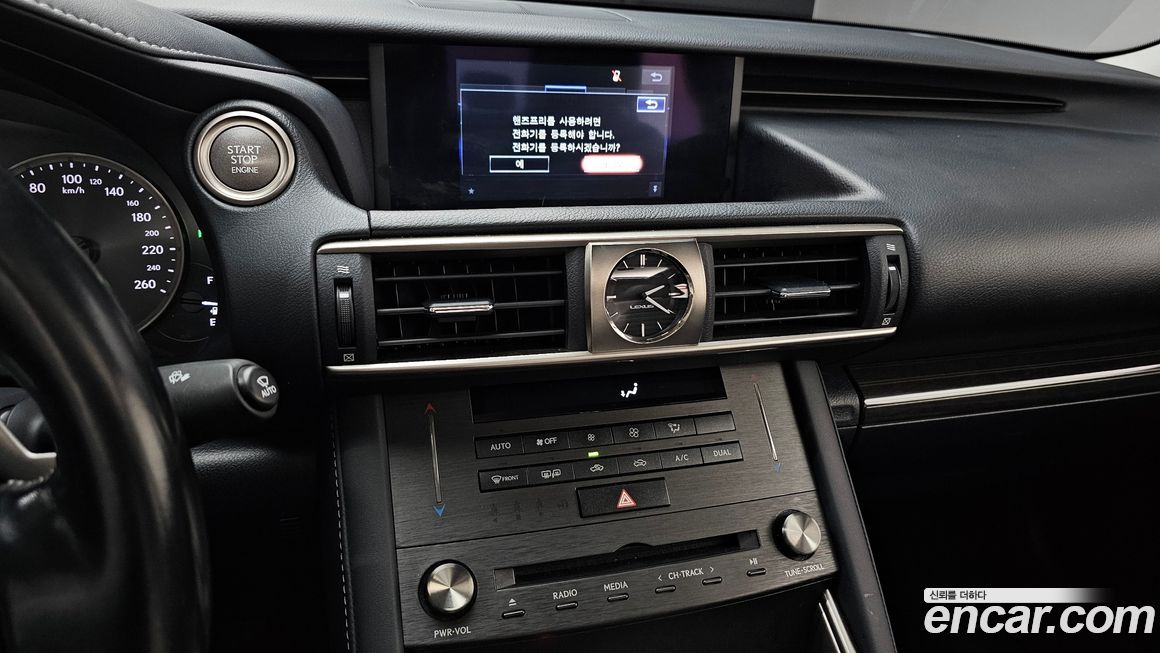Lexus IS 2019