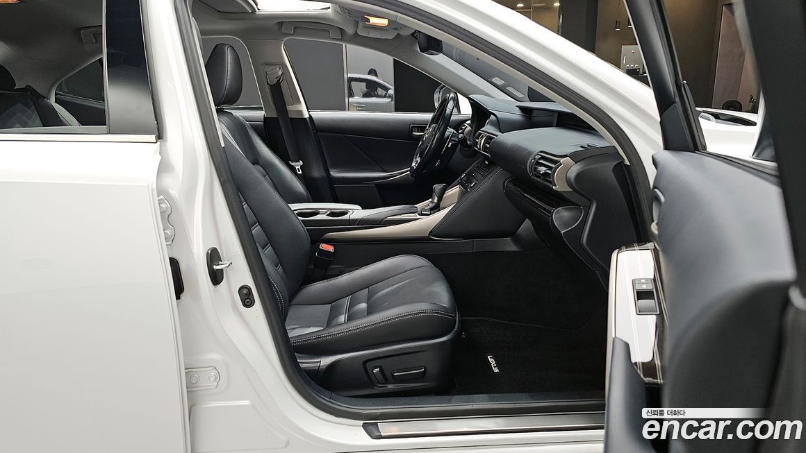 Lexus IS 2019
