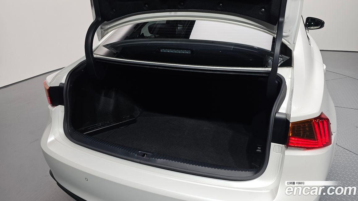 Lexus IS 2019