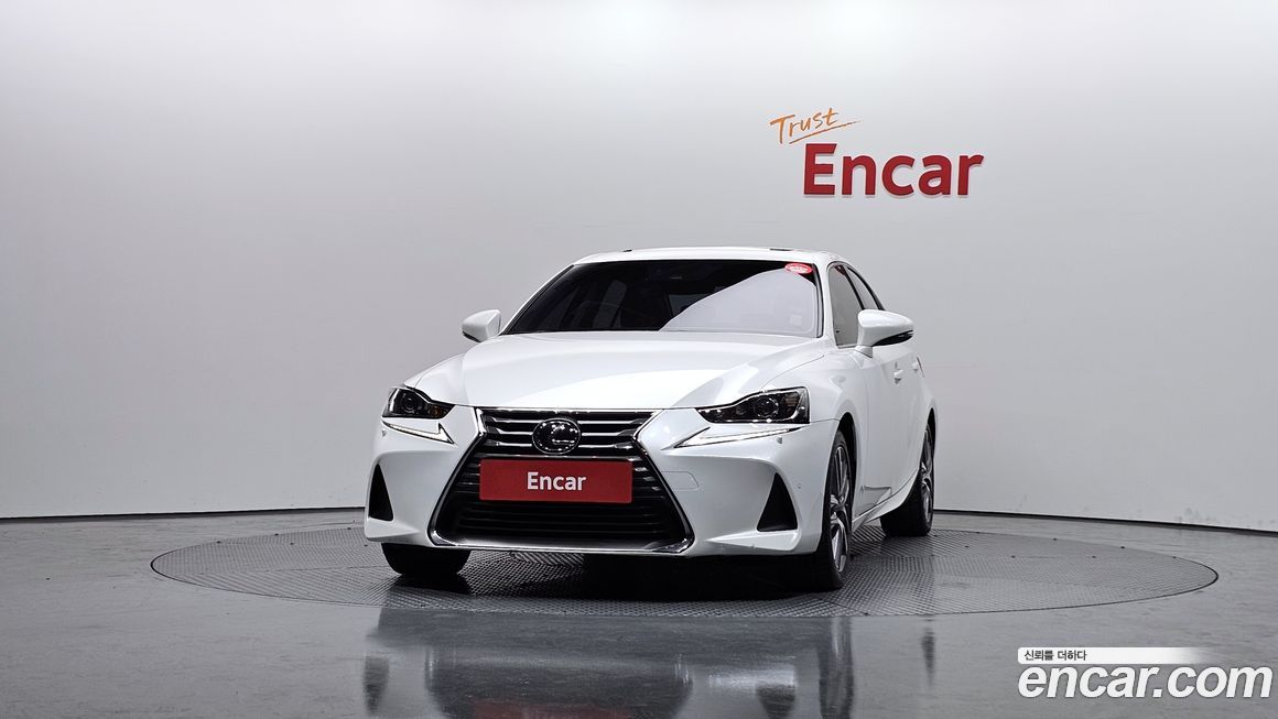 Lexus IS 2019