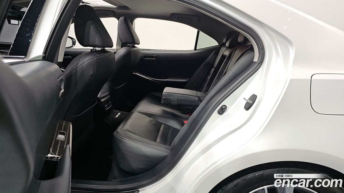 Lexus IS 2019