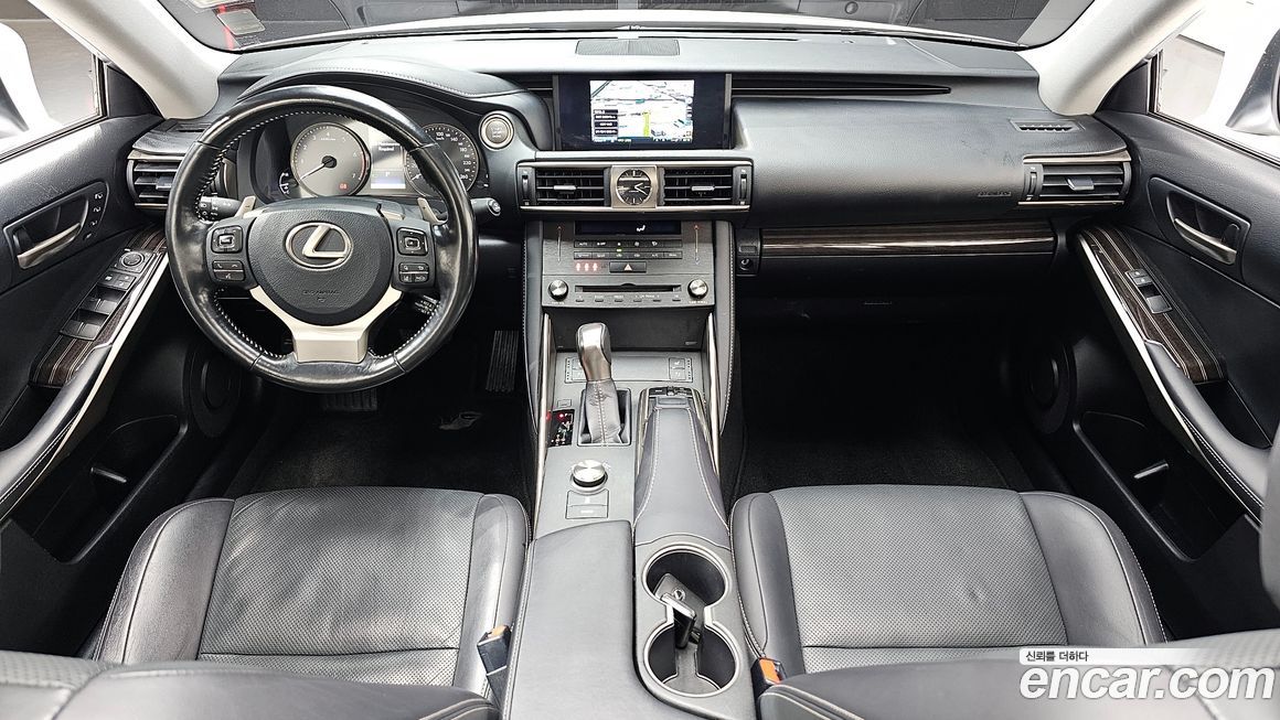 Lexus IS 2019