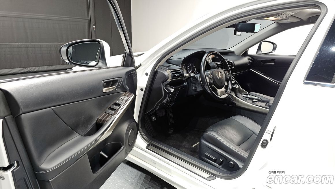 Lexus IS 2019