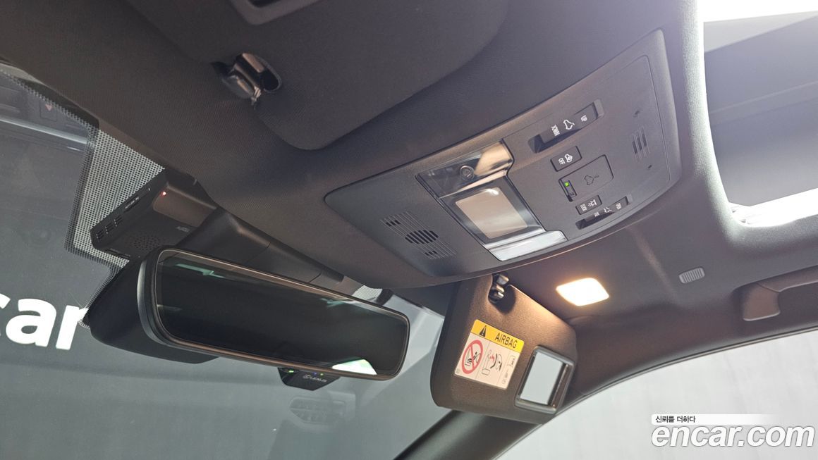 Lexus UX 2024