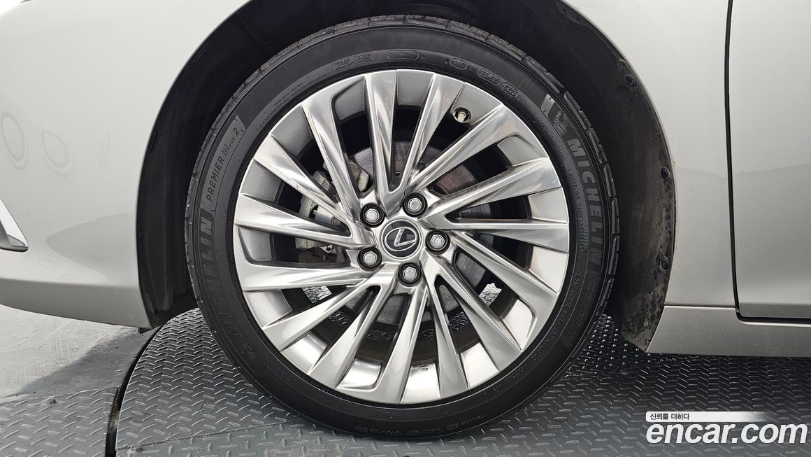 Lexus ES 2022