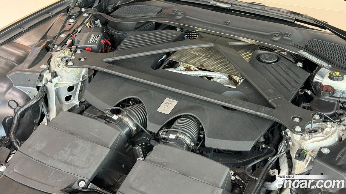 Astonmartin DB12 2025