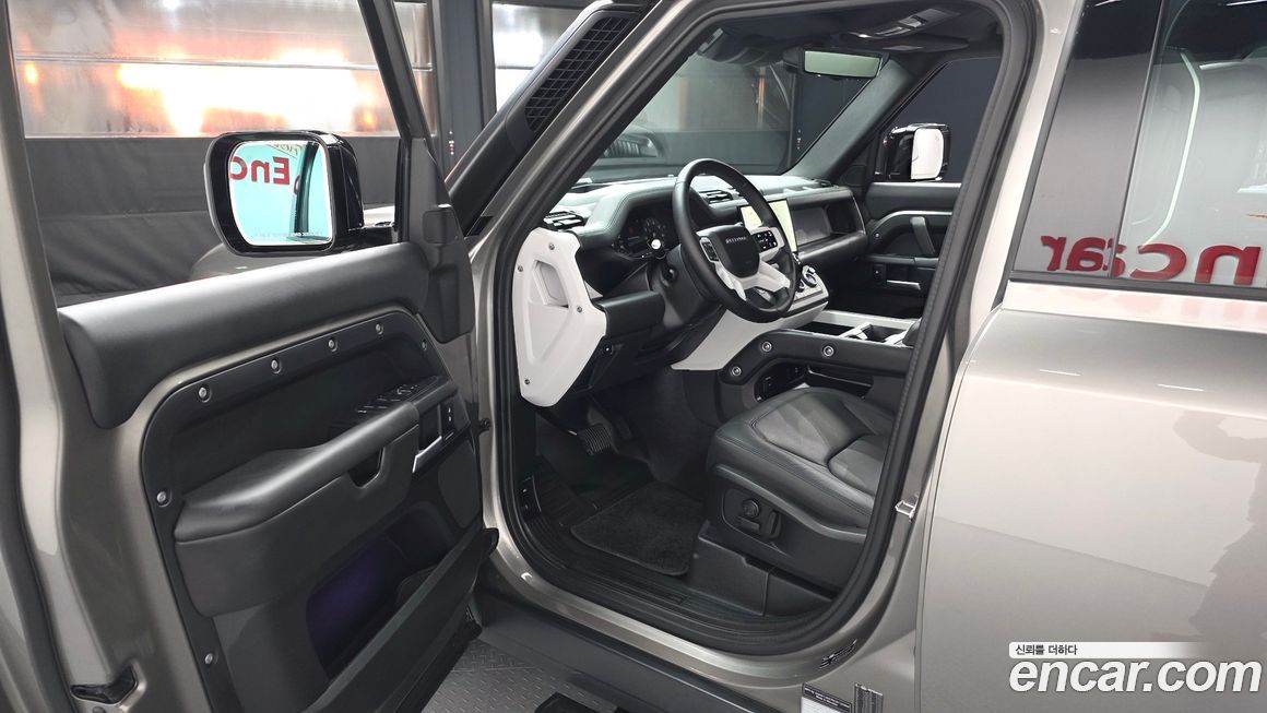 Land Rover Defender 2025