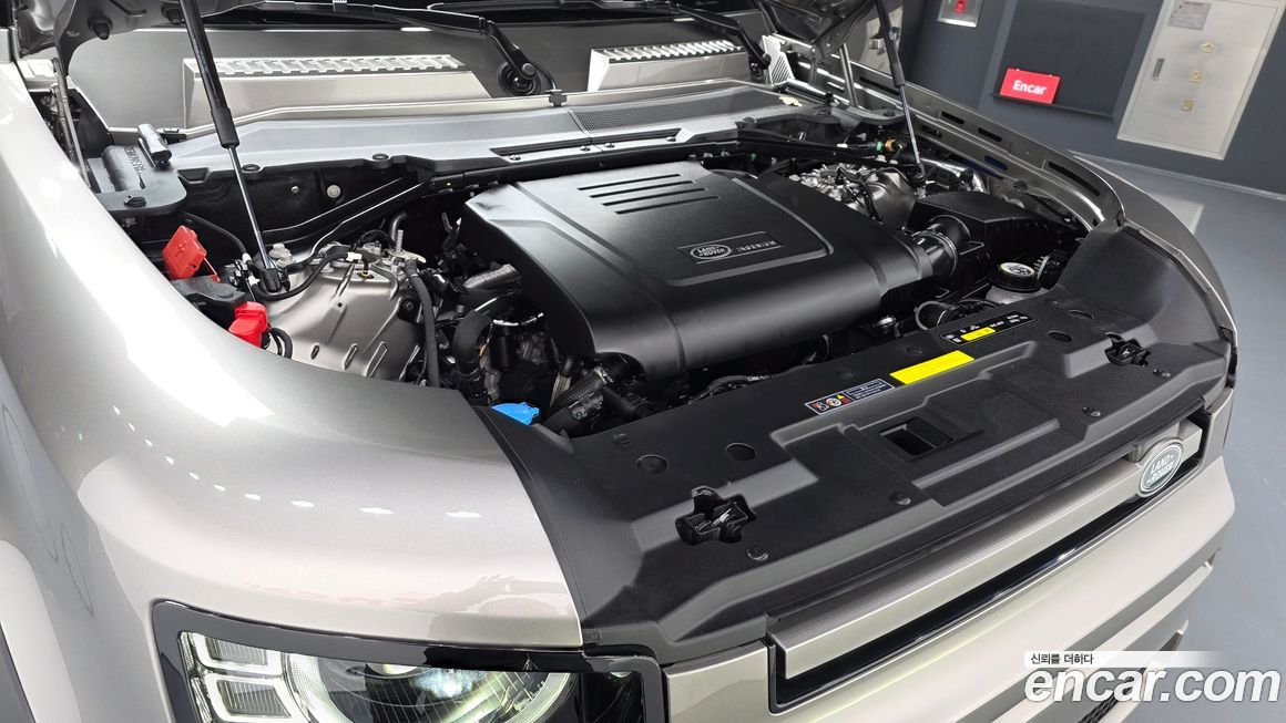Land Rover Defender 2025