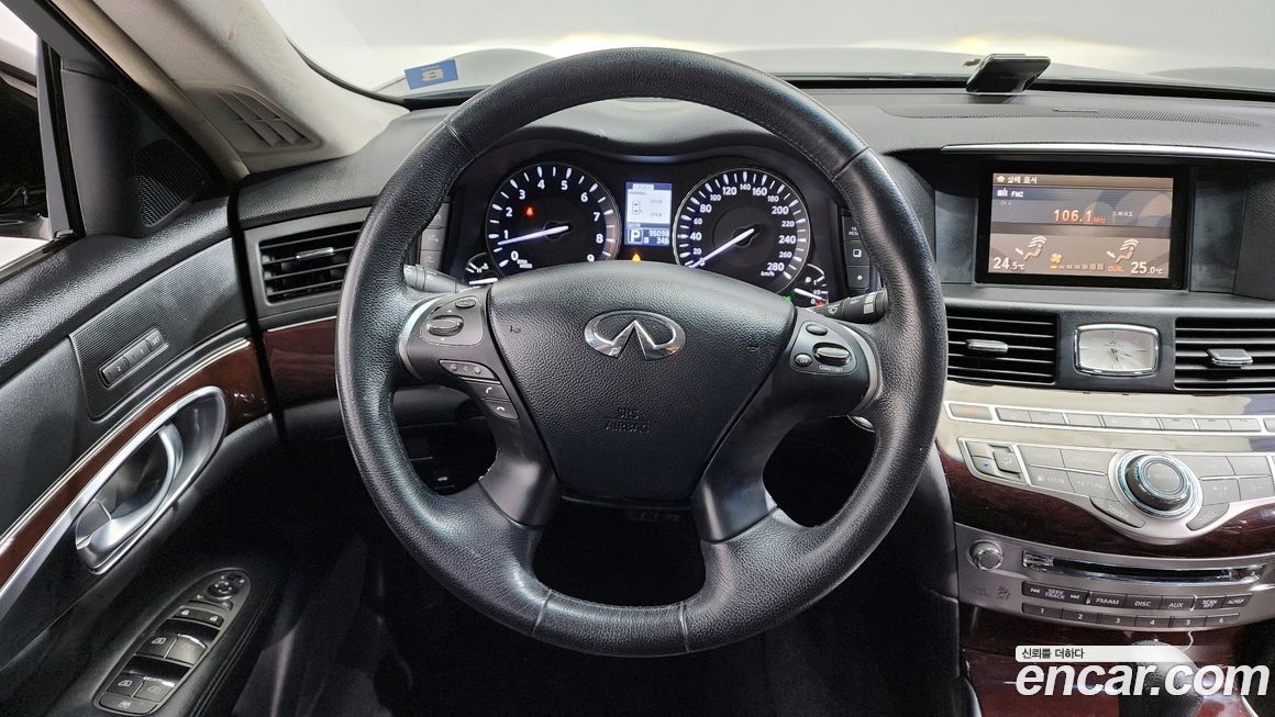 Infiniti M 2011