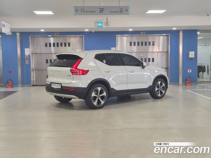 Volvo XC40 2025