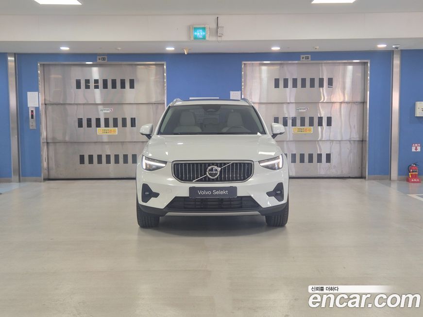 Volvo XC40 2025