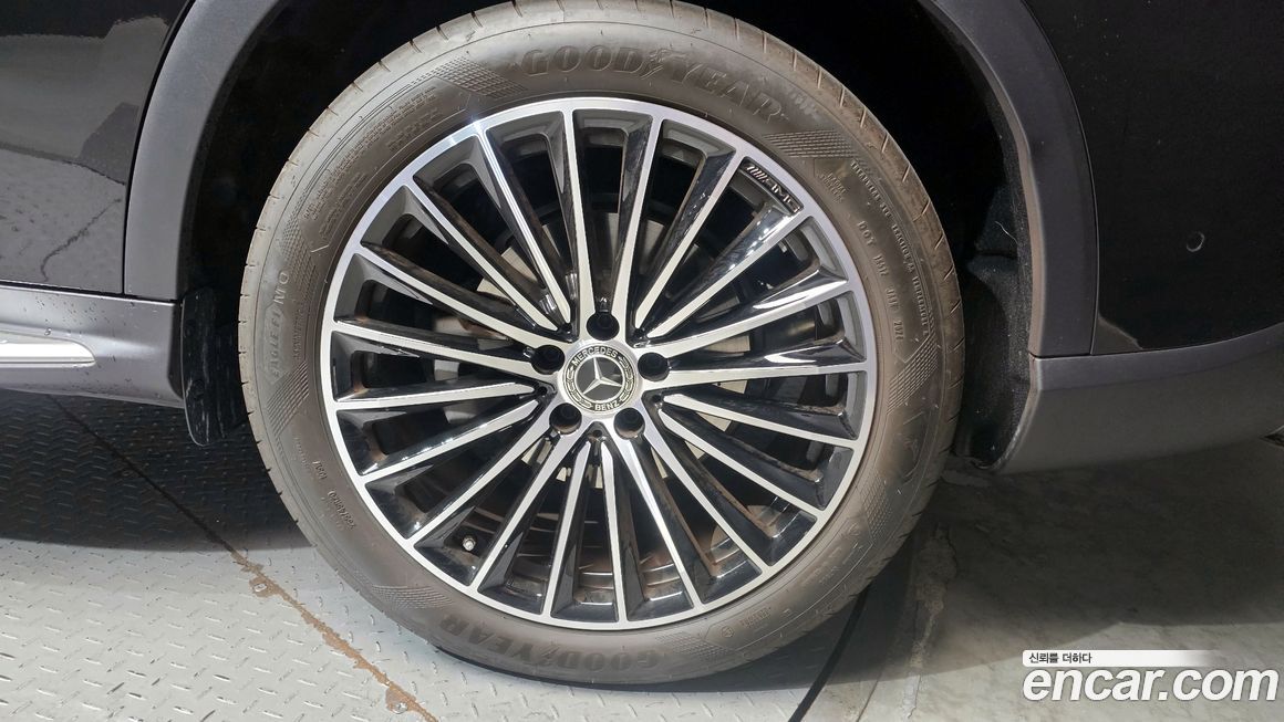 Mercedes-Benz GLC-Class 2025