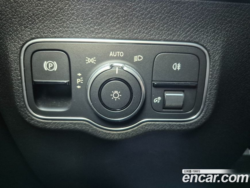 Mercedes-Benz GLB-Class 2023