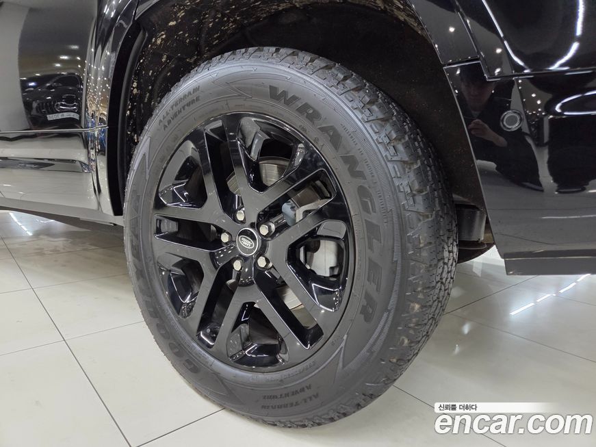 Land Rover Defender 2025