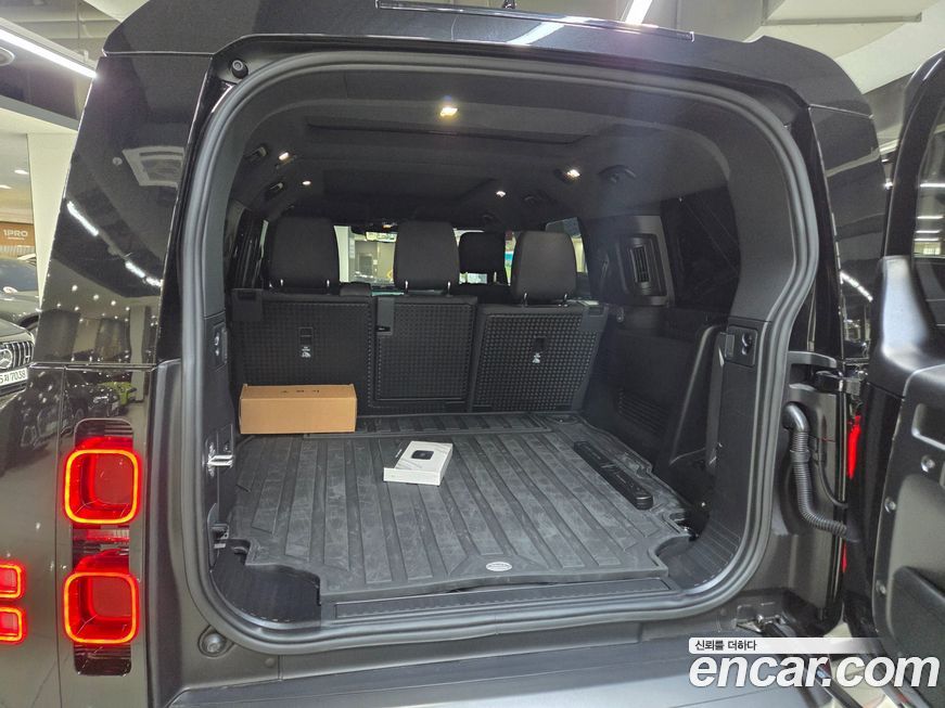 Land Rover Defender 2025