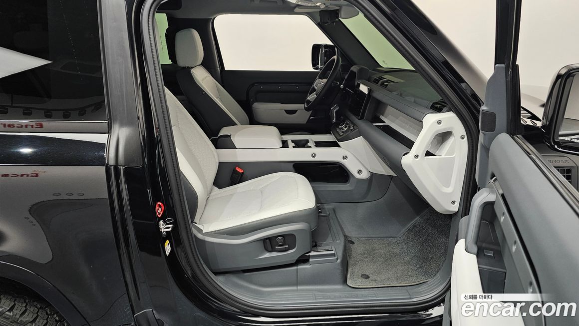 Land Rover Defender 2025