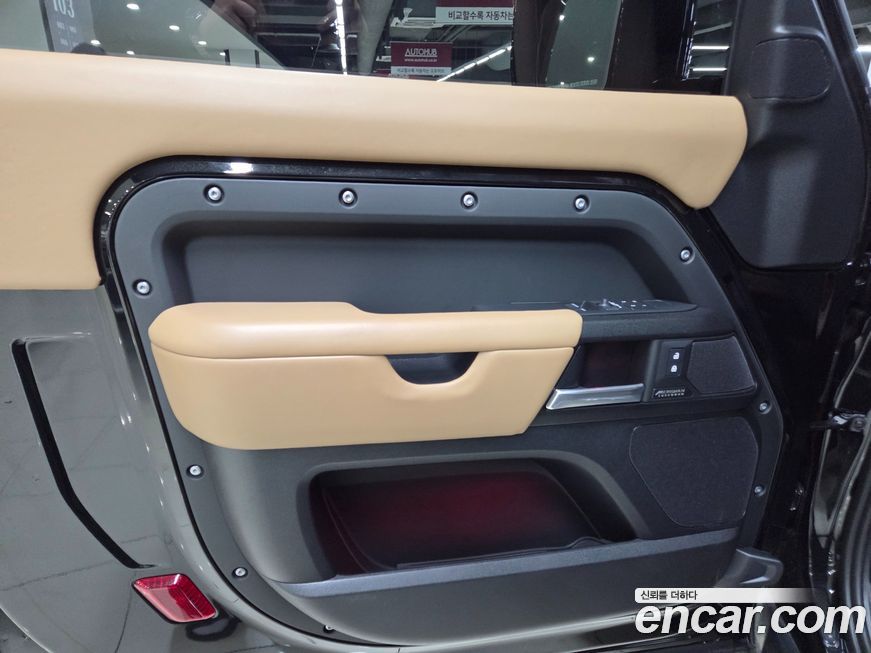 Land Rover Defender 2025